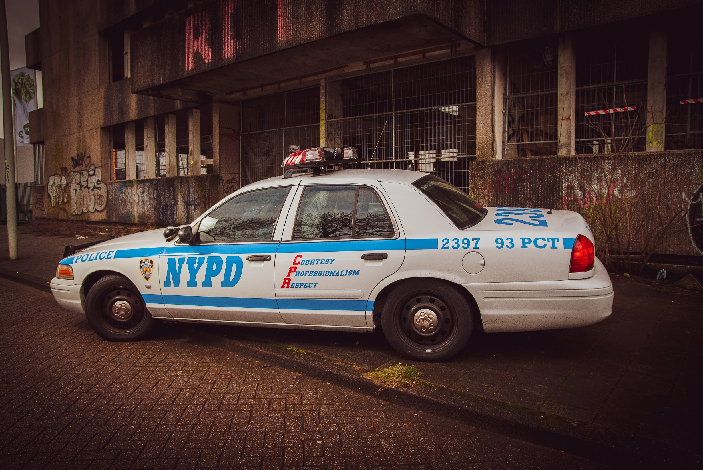 Amerikaanse NYPD politieauto op de stoep Amerikaanse NYPD politieauto op de stoep